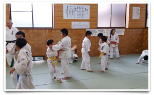 小さい頃から柔道(徳明館・村田道場)を習い、現在も指導者・競技者として続けております。